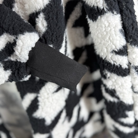 LuLaRoe Women's Teddy Bear Size Small Borg Style Jacket Black White Houndstooth - Picture 4 of 10